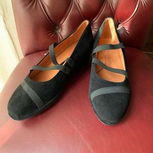 L’Amour Des Pieds Leather Low Wedge